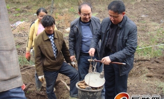 大方县科技办用天麻帮农民致富 ()