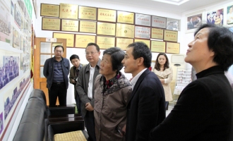 江西省人大原常務副主任盧秀珍一行蒞臨仙客來公司視察食藥用菌發(fā)展情況 ()