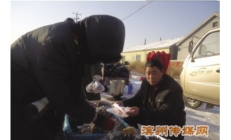 菇農(nóng)為了家人賣食用菌辛苦也不怕 ()