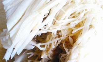漳州網(wǎng)友超市買到金針菇未過期根部卻爛掉 ()