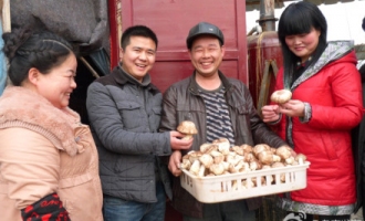 阜南縣發(fā)揮優(yōu)勢引來外來種植食用菌大戶 ()