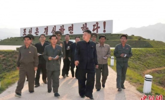 金正恩視察朝鮮新建的蘑菇工廠 ()