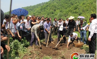 2013首屆全國豬苓會議代表赴一線園區(qū)參觀考察 ()