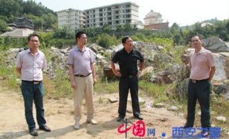寧陜縣副縣長(zhǎng)王安調(diào)研食（藥）用菌交易市場(chǎng)建設(shè)項(xiàng)目 ()