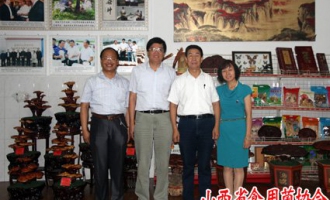 山西省農(nóng)科院劉惠民院長(zhǎng)視察山西農(nóng)業(yè)大學(xué)食用菌中心 ()