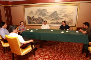 廣西：黃日波副主席會(huì)見(jiàn)食用菌產(chǎn)業(yè)研究領(lǐng)域頂級(jí)專(zhuān)家 ()