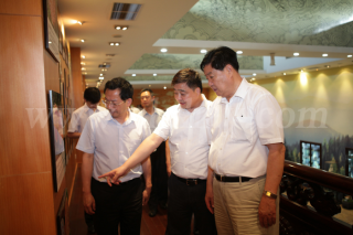 中國(guó)中小企業(yè)協(xié)會(huì)會(huì)長(zhǎng)李子彬參觀中華靈芝文化館 ()
