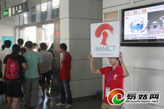 AMMC7:志愿者的靚麗身影出現(xiàn)在重要交通樞紐區(qū) ()