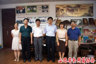 山西省關(guān)帝山國有林局局長盧桂賓在山西農(nóng)業(yè)大學(xué)食用菌中心調(diào)研 ()