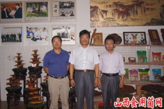 岢嵐縣陳金泉總經(jīng)理到山西農(nóng)業(yè)大學(xué)食用菌中心進(jìn)行食用菌調(diào)研 ()