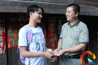天麻大王10萬元資助貧困學(xué)子完成大學(xué)夢 ()