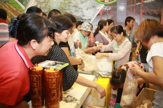 廣西食用菌農(nóng)展會(huì)上受熱捧 ()