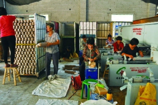 磐安首臺(tái)食用菌菌棒生產(chǎn)自動(dòng)化流水線建成投產(chǎn) ()