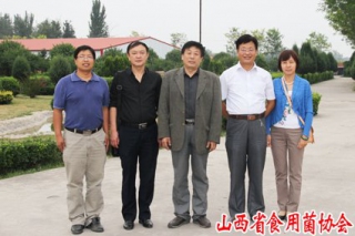 韓省華在山西農(nóng)業(yè)大學(xué)調(diào)研 ()