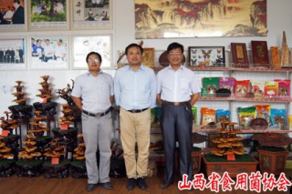 滕振亞總經(jīng)理在山西農(nóng)業(yè)大學(xué)食用菌中心進(jìn)行技術(shù)交流 ()