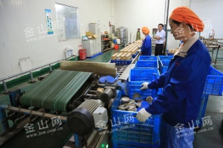 森茂食用菌公司每天工廠化生產(chǎn)金針菇20噸 ()