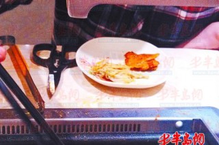 兩地暗訪金針菇生產(chǎn)基地 顏色好不好全靠漂(圖) ()