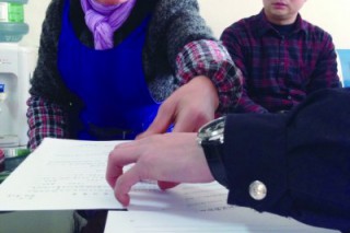 婦女先后來(lái)買(mǎi)金針菇 “聾啞人”剛走攤主錢(qián)包沒(méi) ()
