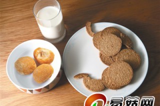 猴姑餅干除了加入猴頭菇成分外卻只是普通餅干 ()