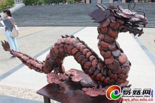 靈芝工藝品走進(jìn)磬苑 變身祥龍寓意吉祥 ()