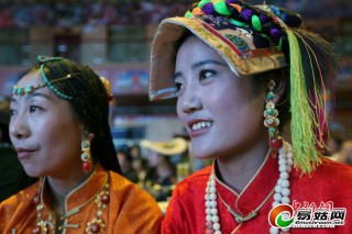 藏族佳麗T臺(tái)走秀 爭(zhēng)作“蟲(chóng)草姑娘” ()
