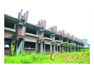 龐大別墅群爛尾20年 農(nóng)民住著大別墅種蘑菇(圖) ()