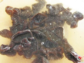 山東一市民從展銷會(huì)上買來(lái)木耳 一泡水變色吃起來(lái)還發(fā)甜 ()