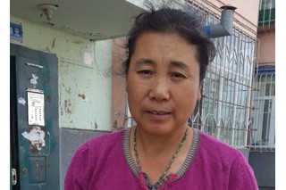 大慶市民采到直徑30厘米“巨蘑”似籃球 ()