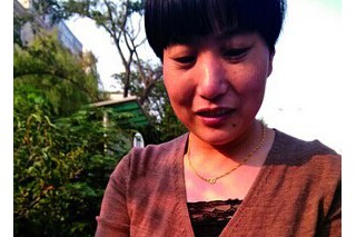 河南：鶴壁一市民綠化帶內(nèi)摘得兩株靈芝 ()