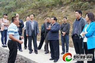 張珍強(qiáng)：圍繞基地建設(shè) 做大做強(qiáng)天麻品牌產(chǎn)業(yè) ()