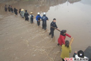 遠(yuǎn)安河口突發(fā)洪水 警民緊急轉(zhuǎn)運(yùn)食用菌袋料 ()