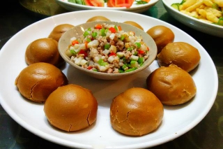 年產(chǎn)值超15億 游客傾倒彝良天麻宴 ()