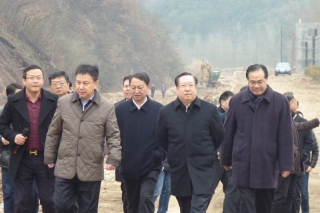 湖北省常务副省长王晓东一行前往三峡灵芝谷指导工作 ()