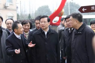 江西省委书记强卫赴灵芝生产企业仙客来视察 ()