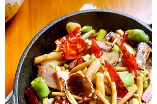 腊肉干锅茶树菇
