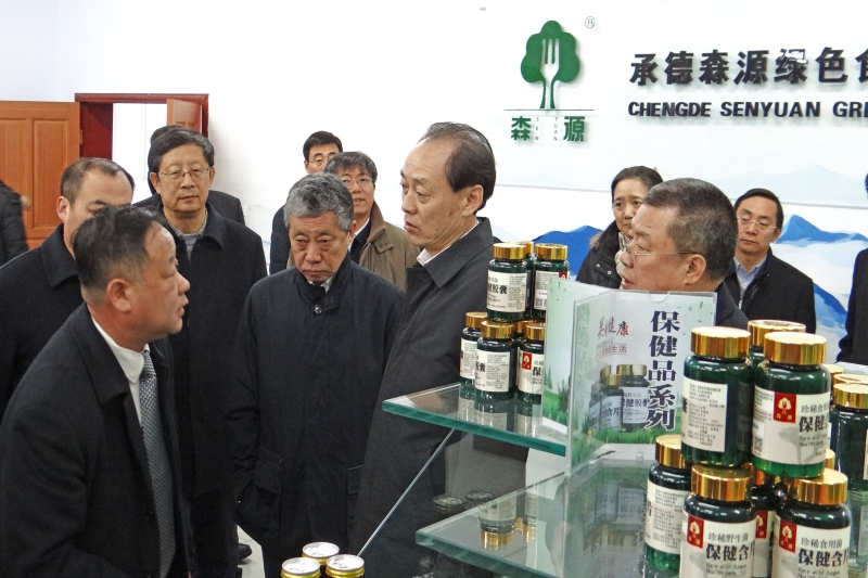 余欣荣副部长和沈小平副省长在县长曹佐金的陪同下到森源公司考察食用菌深加工情况