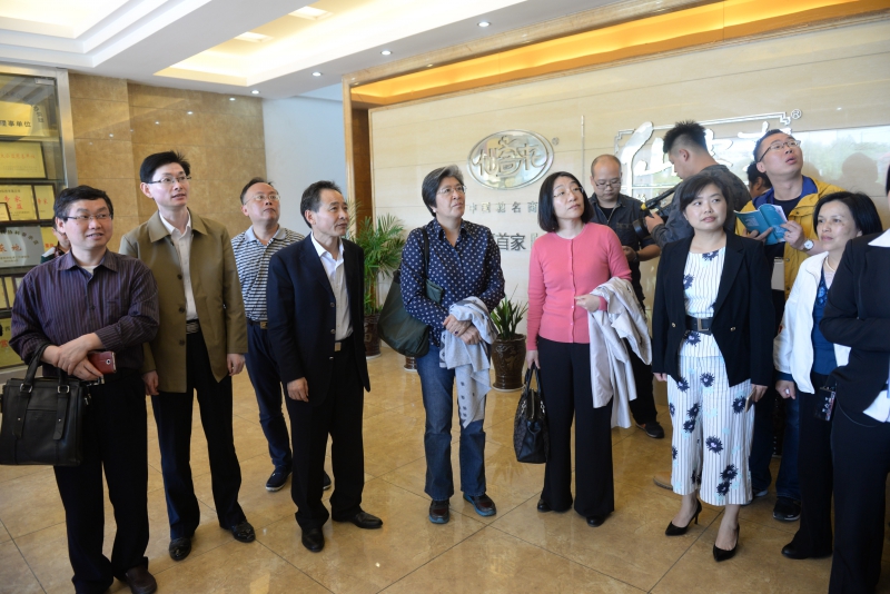中国—东盟中心秘书长杨秀萍（左五）阁下一行在参观仙客来科技创新团队介绍