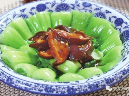 一款家常风味素菜,香菇与油菜堪称绝配,广受欢迎。