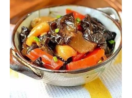 猪皮炒黑木耳,好吃又营养