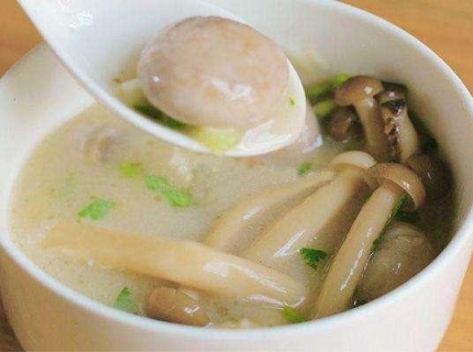 家常菌菇杂烩汤做法,营养丰富味道鲜美,少女们的养生必备汤