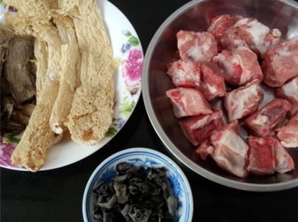竹荪牛肝菌排骨盅
