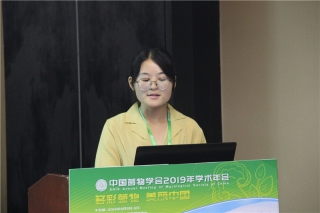刘飞月：中国污核衣属地衣分类学的初步研究 (1)
