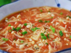 金针菇番茄豆腐汤,汤汁酸爽开胃,豆腐鲜嫩爽滑,美味又补钙!